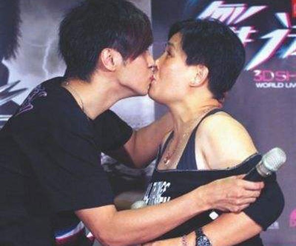 草妈狂魔是什么意思 罗志祥演唱会上舌吻妈妈