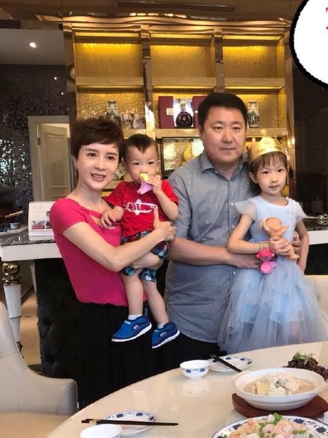 金巧巧潜规则照片(轻松上位金巧巧当三铁证)