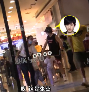 ​张杰个人资料(谢娜张杰一家五口逛街！小女儿四肢壮实肉嘟嘟，一旁两个保姆跟随