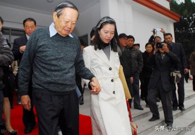 ​杨振宁前妻的照片和翁帆的照片对比，翁帆嫁给杨振宁先生了
