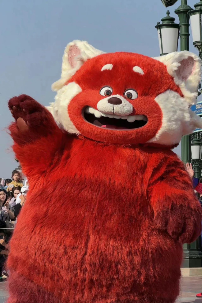 新朋友来啦!小熊猫美美上海迪士尼首发亮相