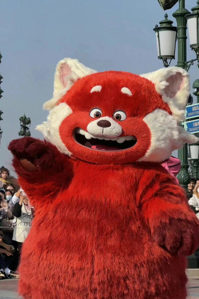 新朋友来啦!小熊猫美美上海迪士尼首发亮相