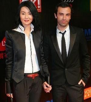 张曼玉老公是谁,张曼玉有没有生子,本文共(1910字) 张曼玉老公是谁,张曼玉有没有生子,本文共(1910字)