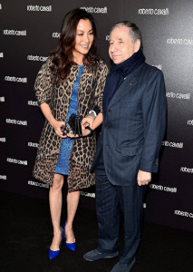 ​杨紫琼携老公亮相，穿大衣真有阔太范，76岁富豪老公虽老却挺帅