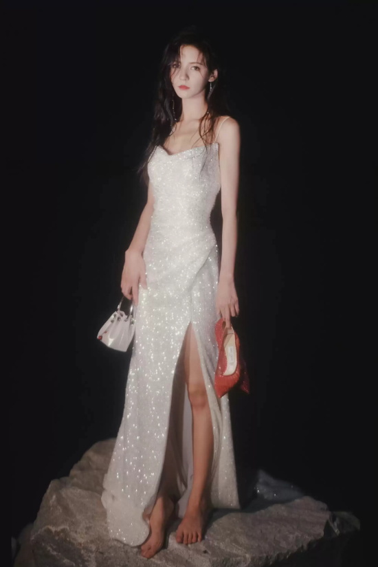 张予曦吊带礼服海边写真,仿佛美人鱼在礁石上歌唱