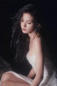 ​张予曦吊带礼服海边写真，仿佛美人鱼在礁石上歌唱