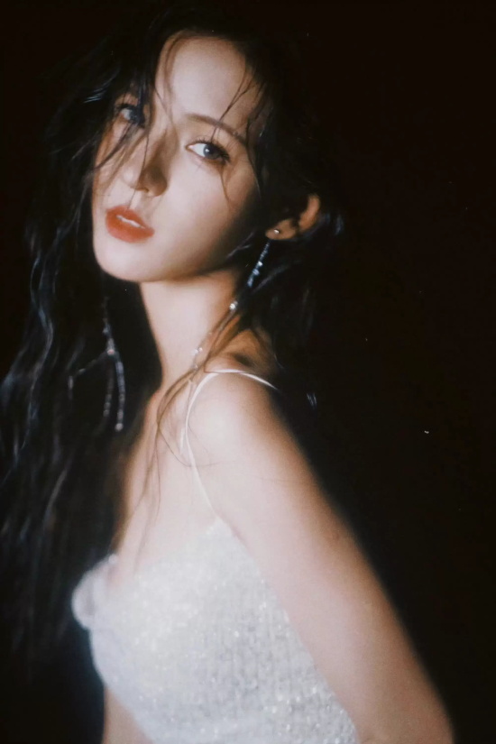 张予曦吊带礼服海边写真,仿佛美人鱼在礁石上歌唱