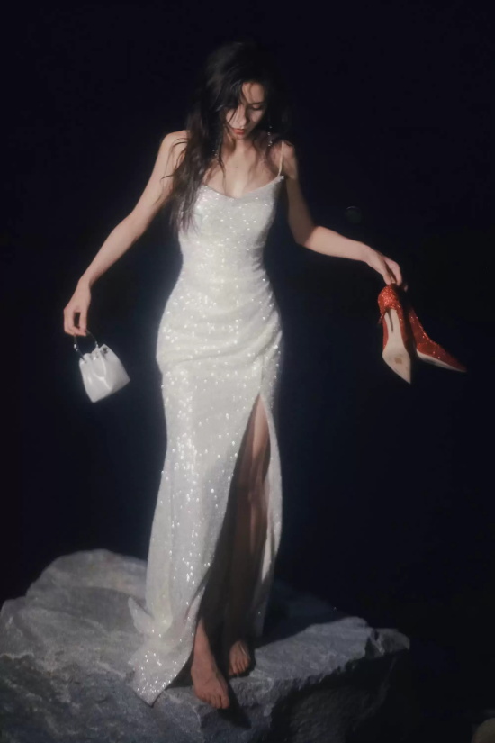 张予曦吊带礼服海边写真,仿佛美人鱼在礁石上歌唱