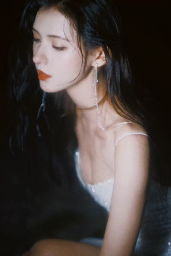 张予曦吊带礼服海边写真,仿佛美人鱼在礁石上歌唱