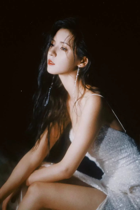 张予曦吊带礼服海边写真,仿佛美人鱼在礁石上歌唱