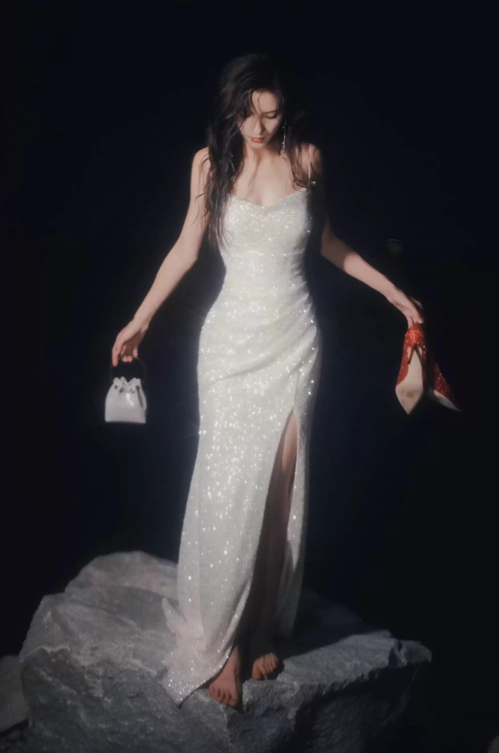 张予曦吊带礼服海边写真,仿佛美人鱼在礁石上歌唱
