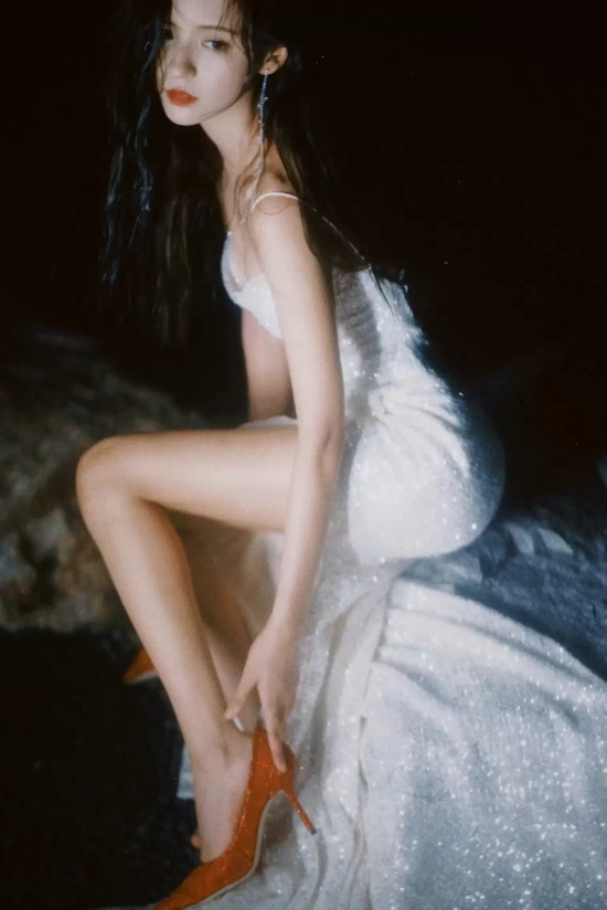 张予曦吊带礼服海边写真,仿佛美人鱼在礁石上歌唱