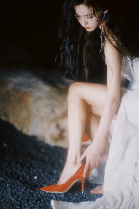 张予曦吊带礼服海边写真,仿佛美人鱼在礁石上歌唱