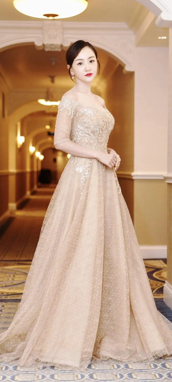 最懒的实力派演员:杨蓉的高清礼服写真合集