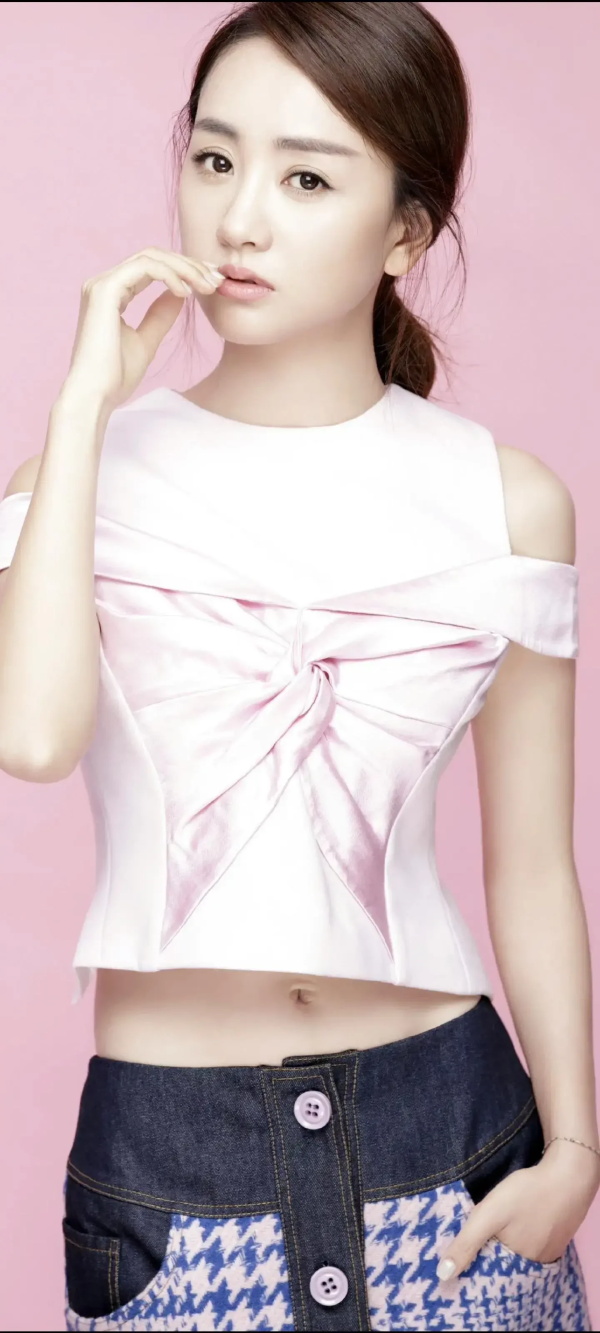 最懒的实力派演员:杨蓉的高清礼服写真合集