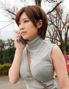 ​42岁奥田咲身材火辣，辣妈魅力依旧迷人